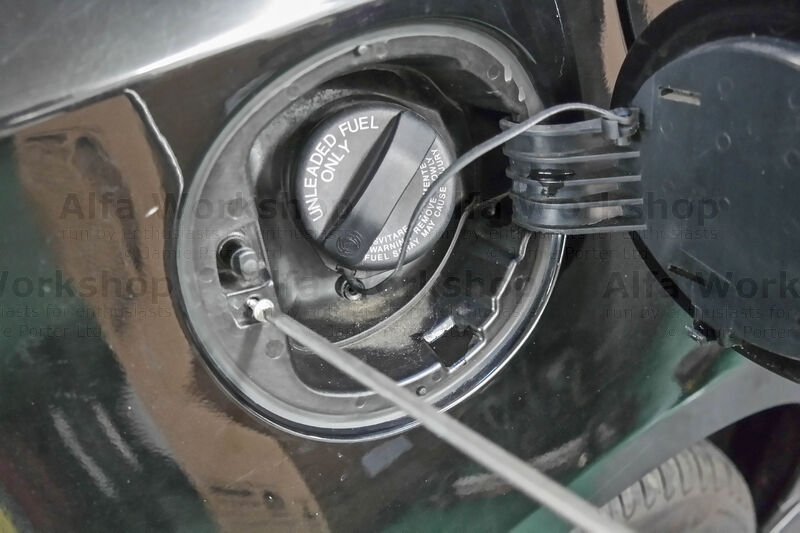 Kit Goupille De Porte à Carburant + Ressort Pour Alfa Romeo Giulietta - Pièce De Remplacement Direct (réf. 51851496)